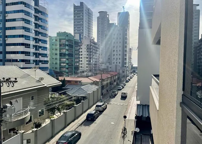 Apto amplo no coração da meia praia a 130m do mar